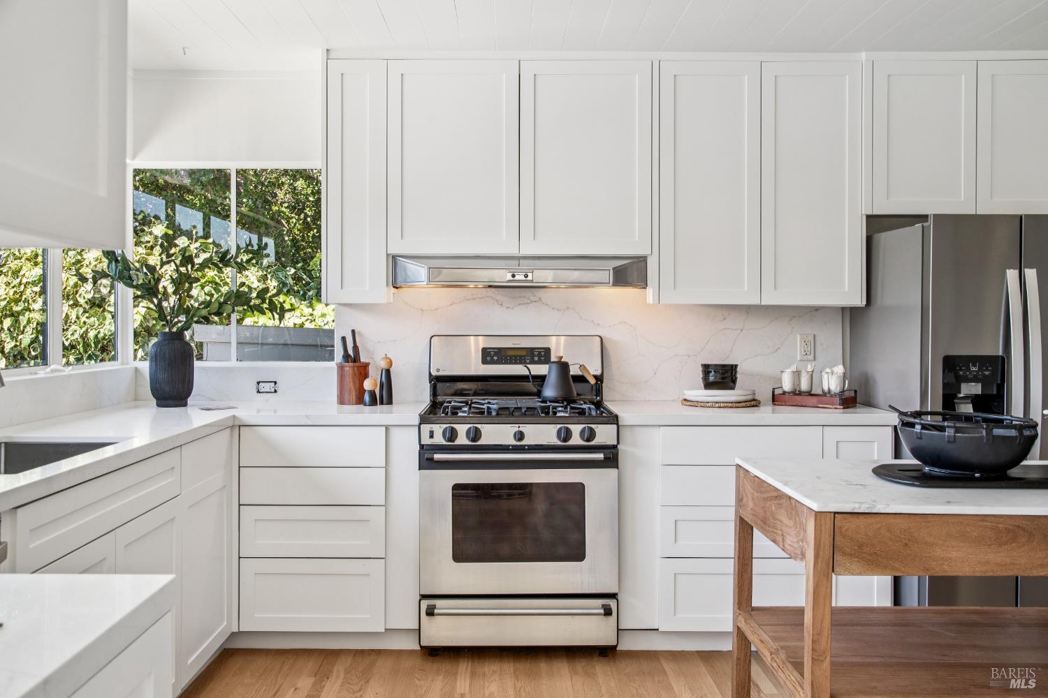 9 Edgewater Rd