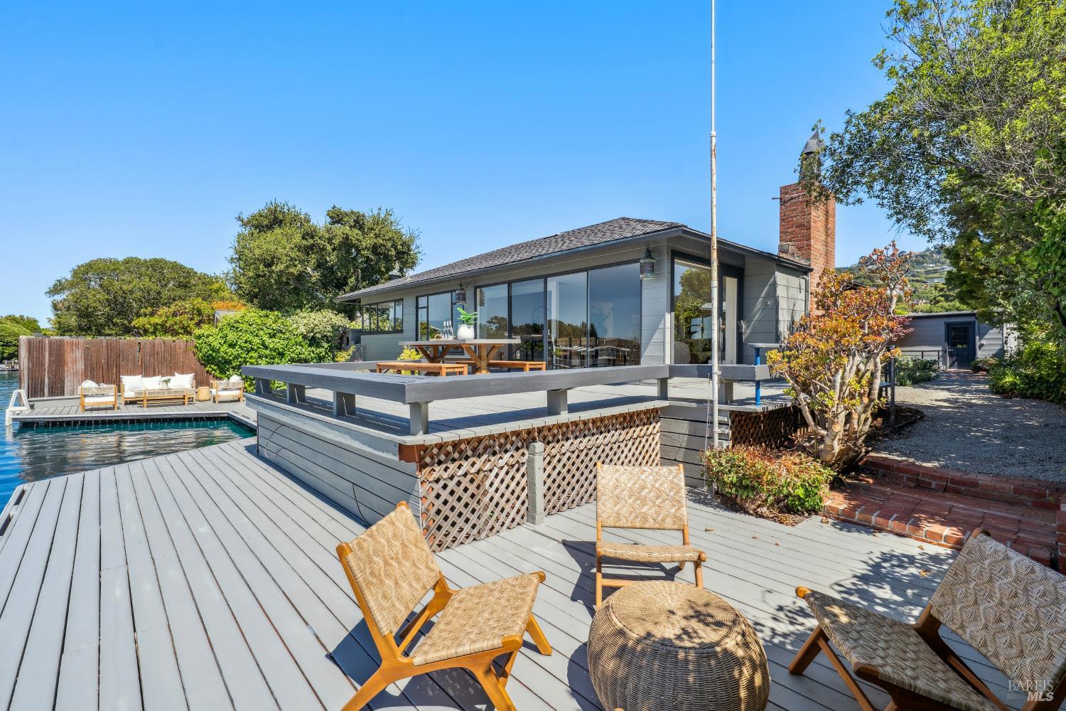 9 Edgewater Rd