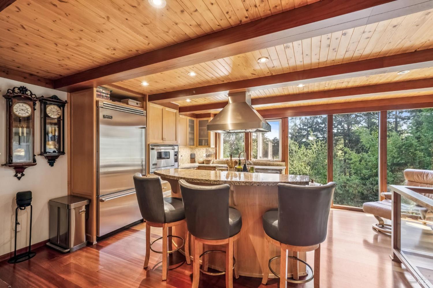 40 Mountain Ln