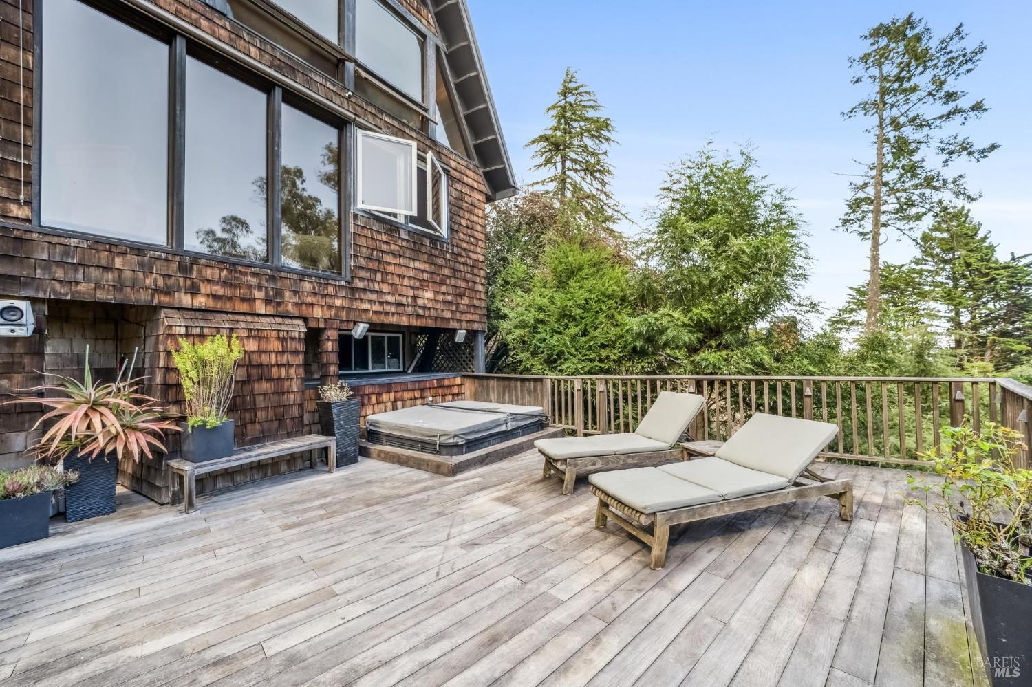 40 Mountain Ln