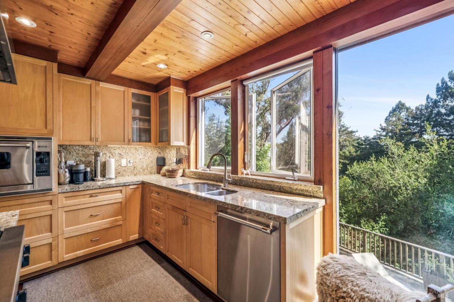 40 Mountain Ln