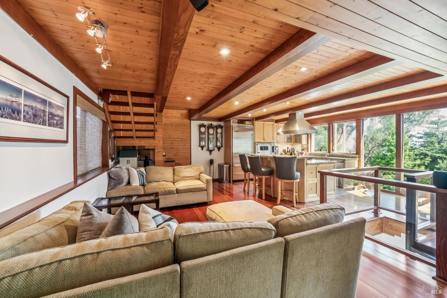 40 Mountain Ln