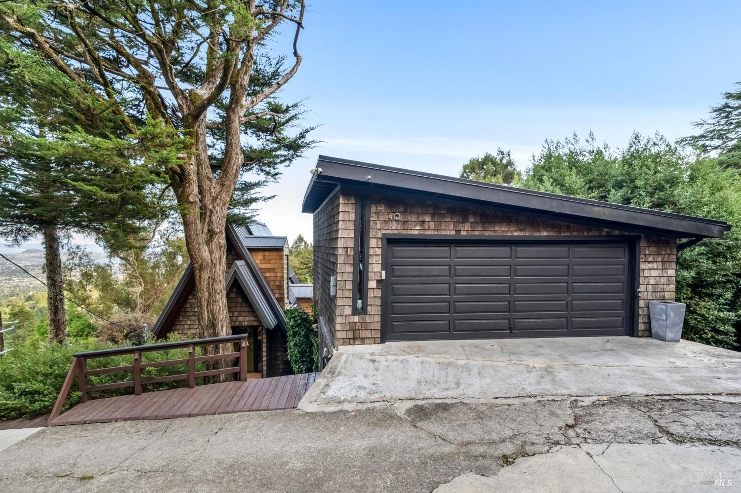40 Mountain Ln