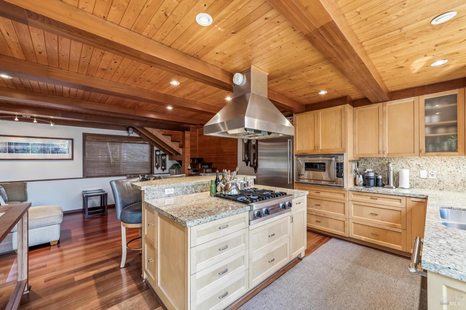 40 Mountain Ln