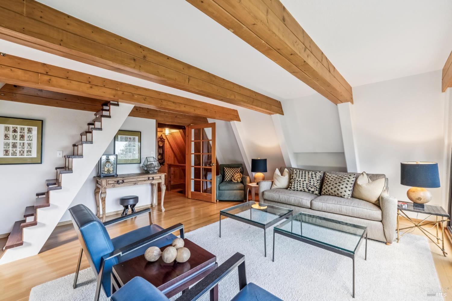 40 Mountain Ln