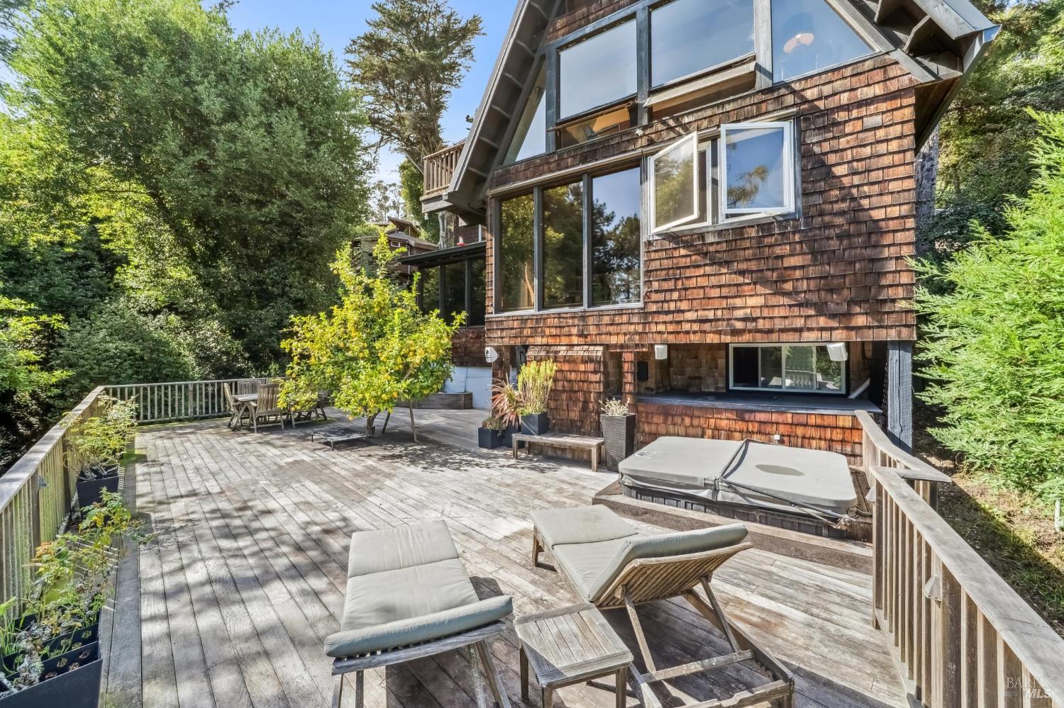 40 Mountain Ln