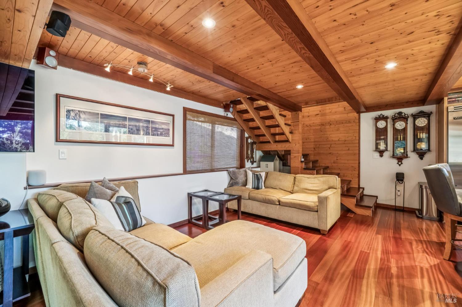 40 Mountain Ln