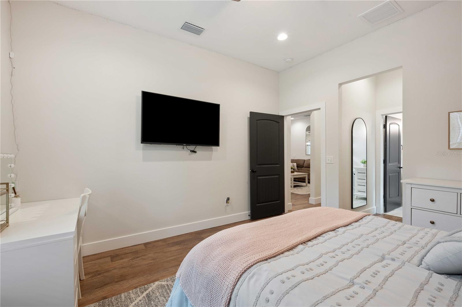 8611 QUAIL HOLLOW BLVD