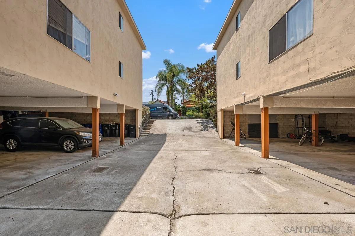 2735-37 Teresita St