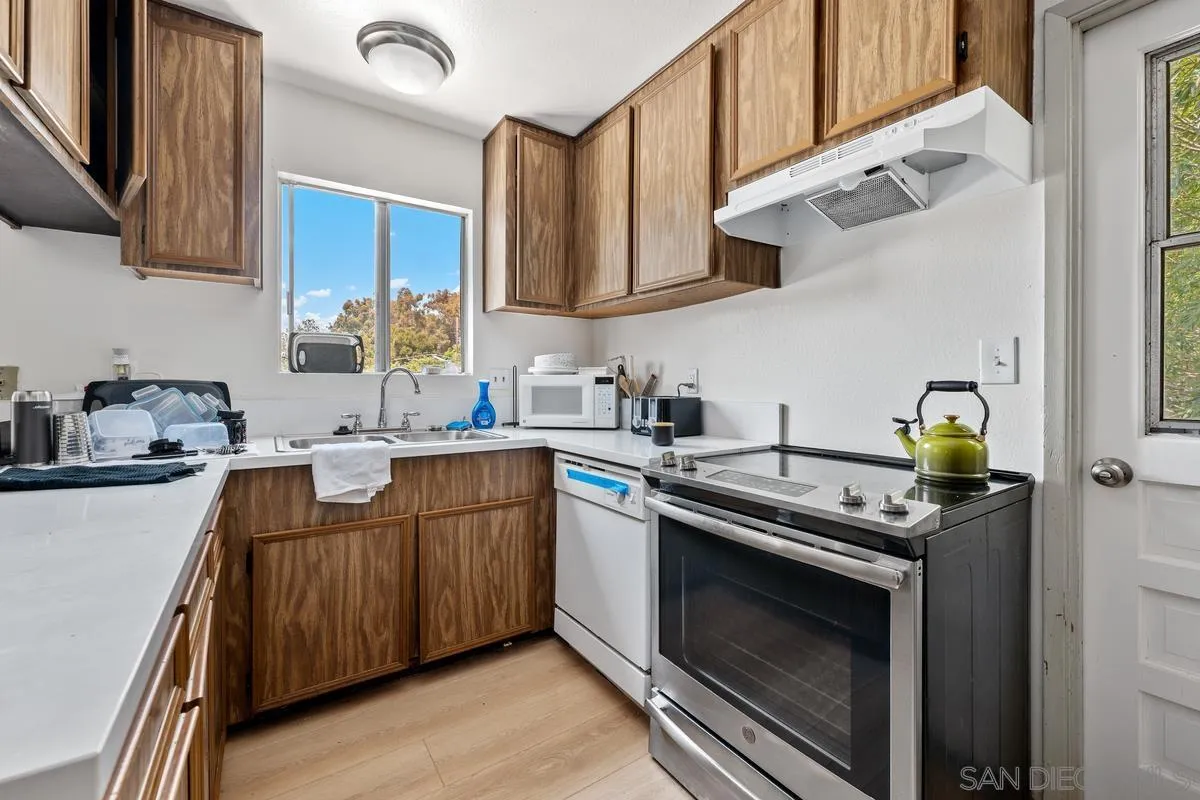 2735-37 Teresita St