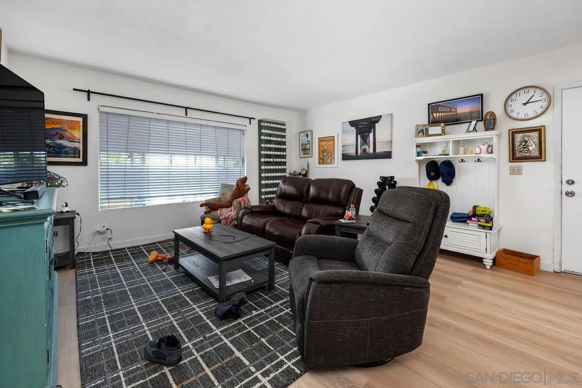 2735-37 Teresita St