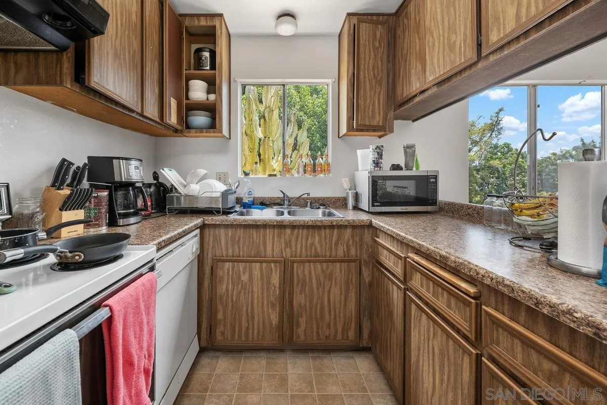 2735-37 Teresita St