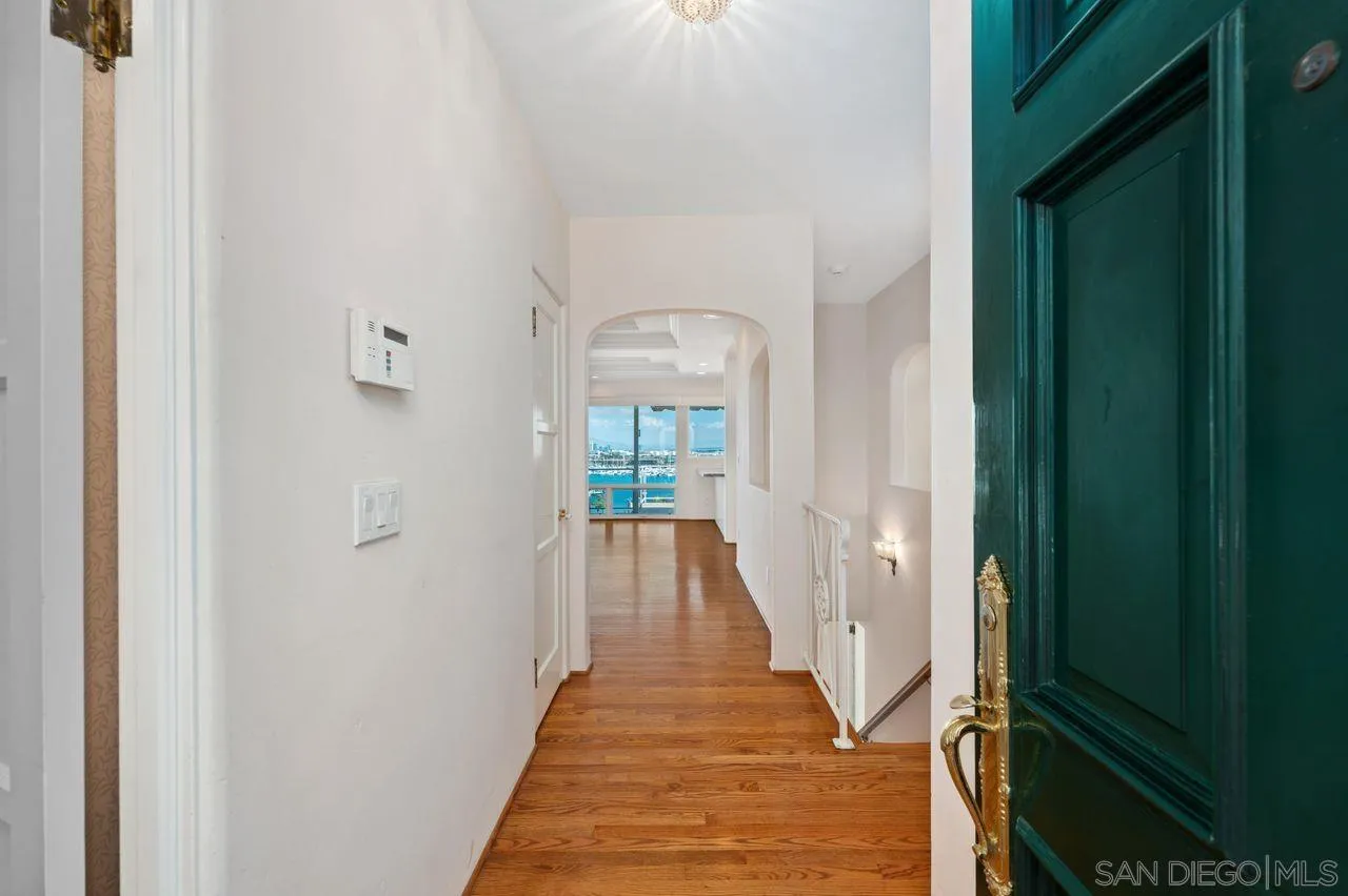 595 Rosecrans Street