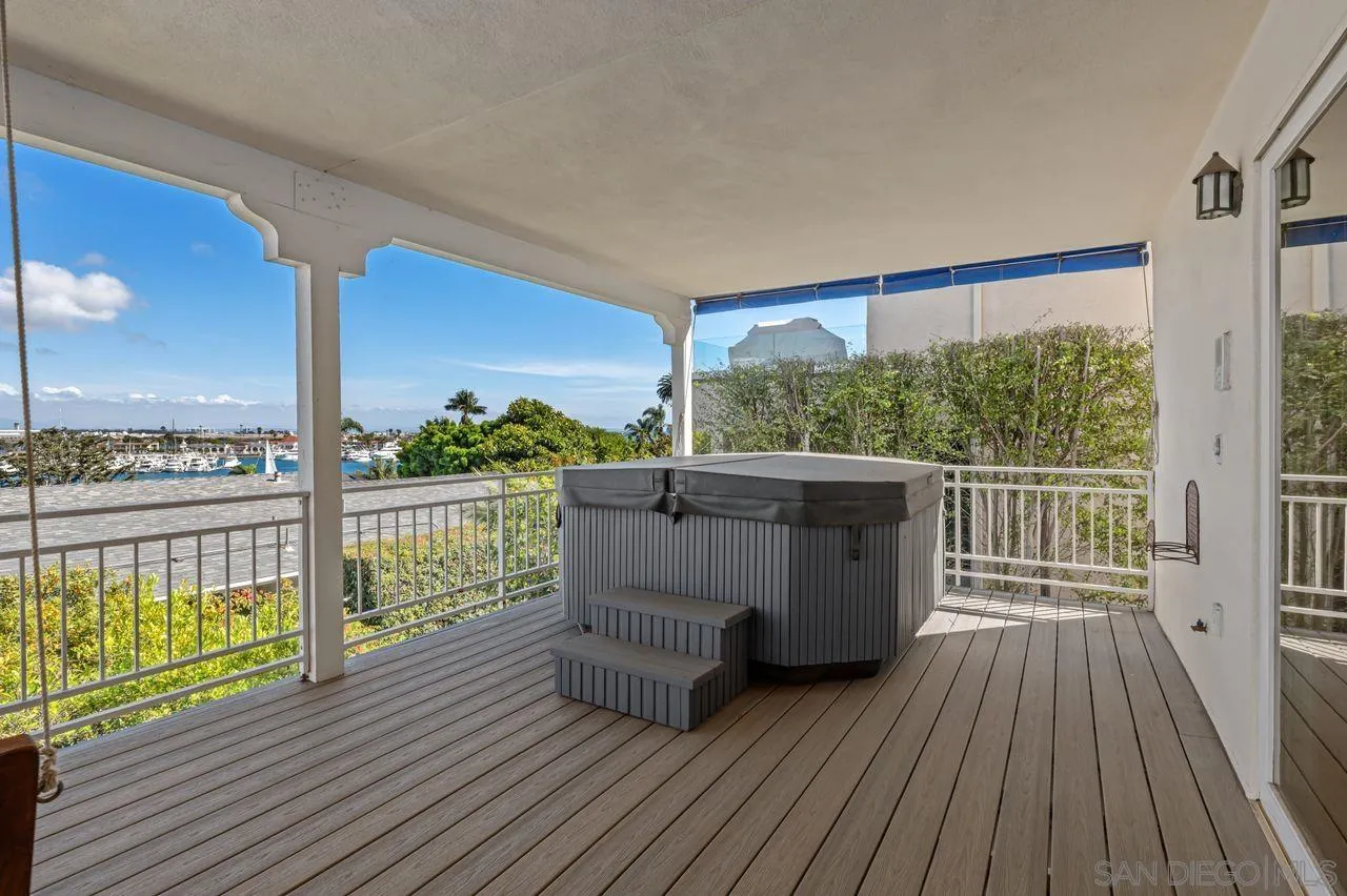 595 Rosecrans Street