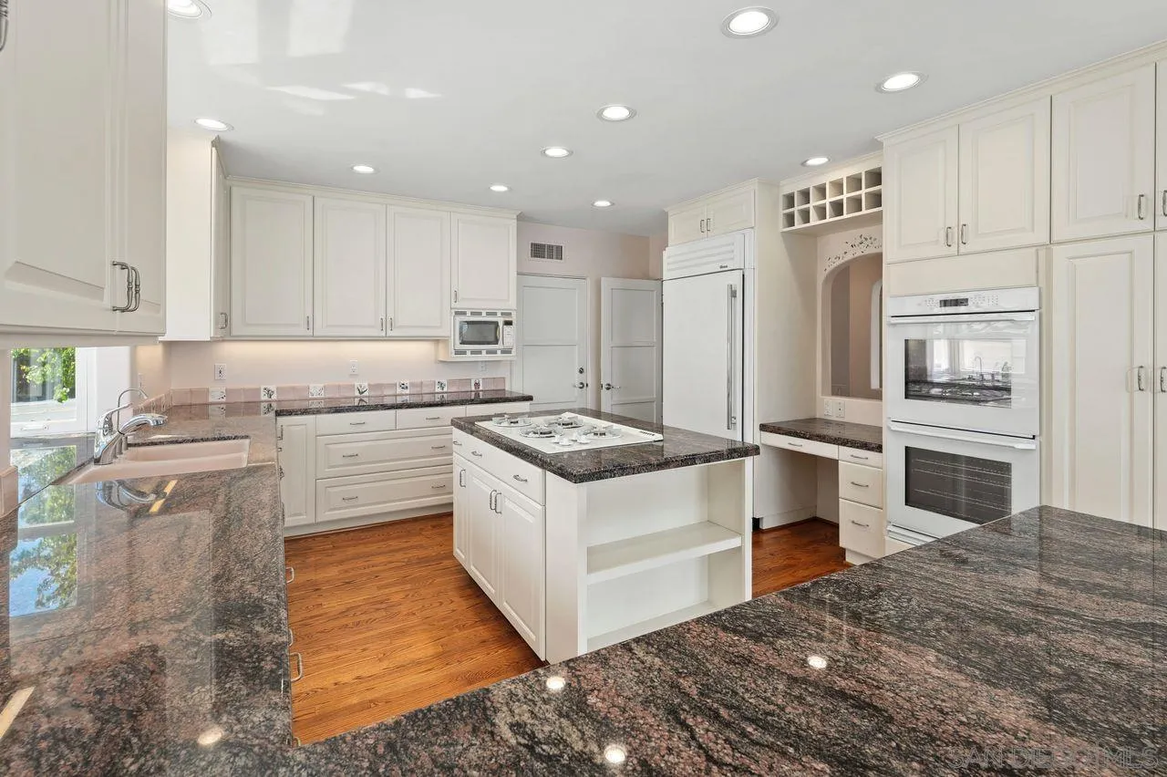 595 Rosecrans Street