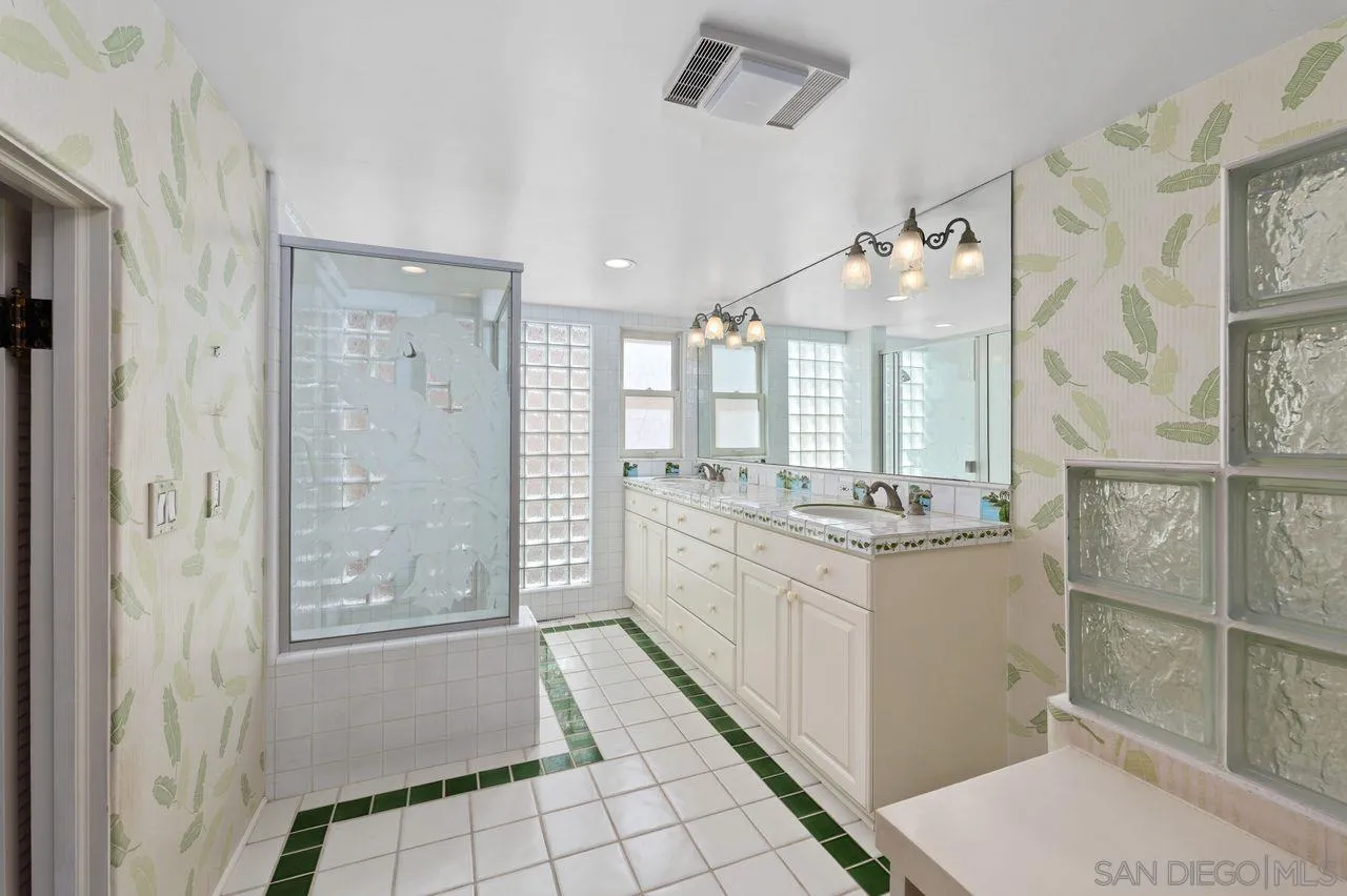 595 Rosecrans Street