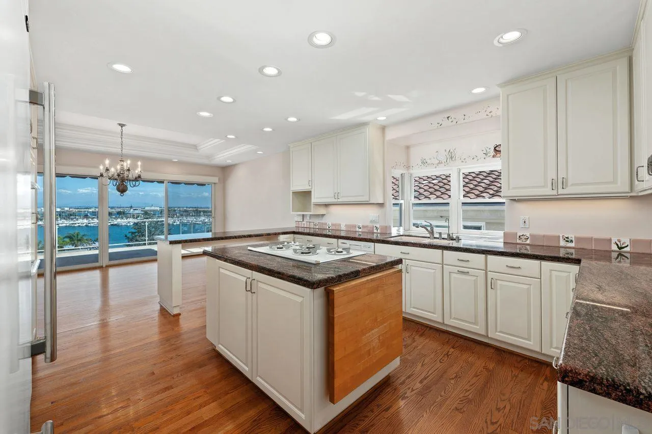 595 Rosecrans Street