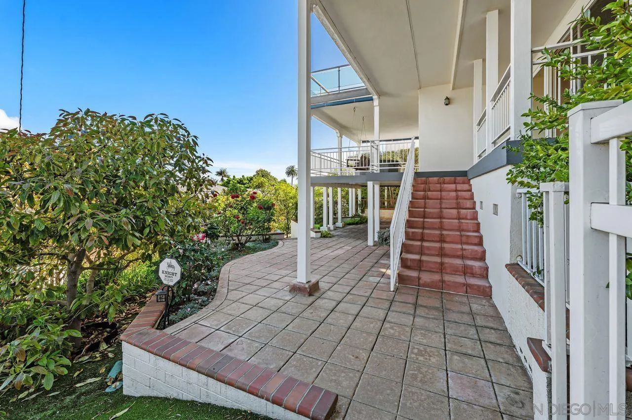 595 Rosecrans Street