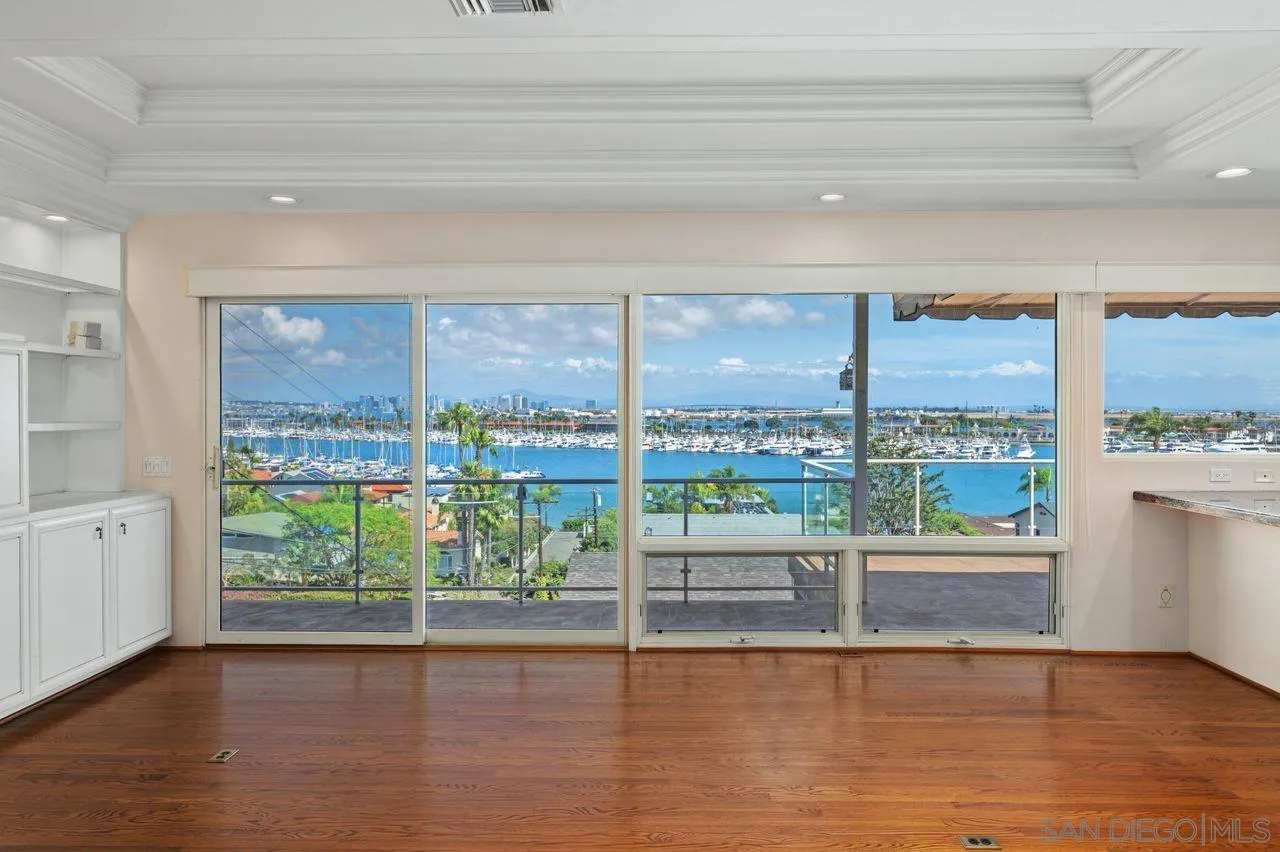 595 Rosecrans Street