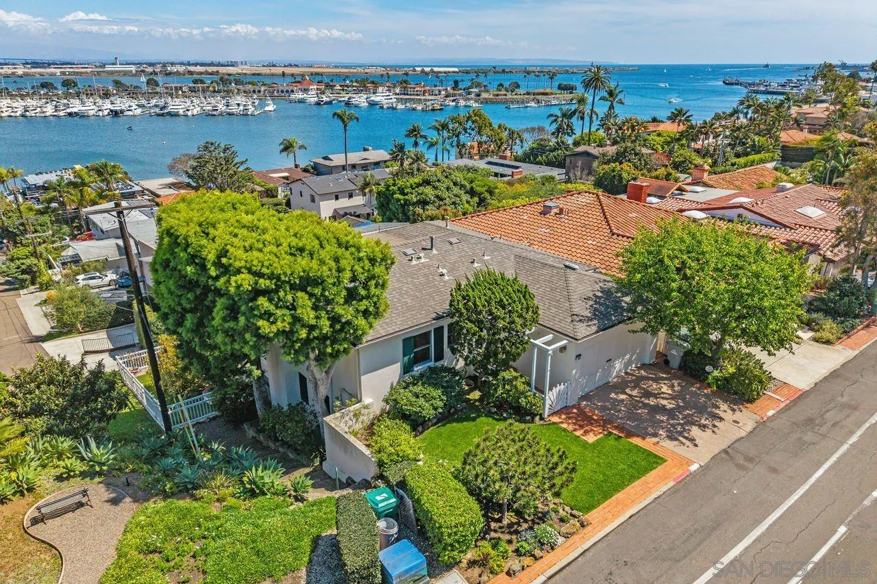 595 Rosecrans Street