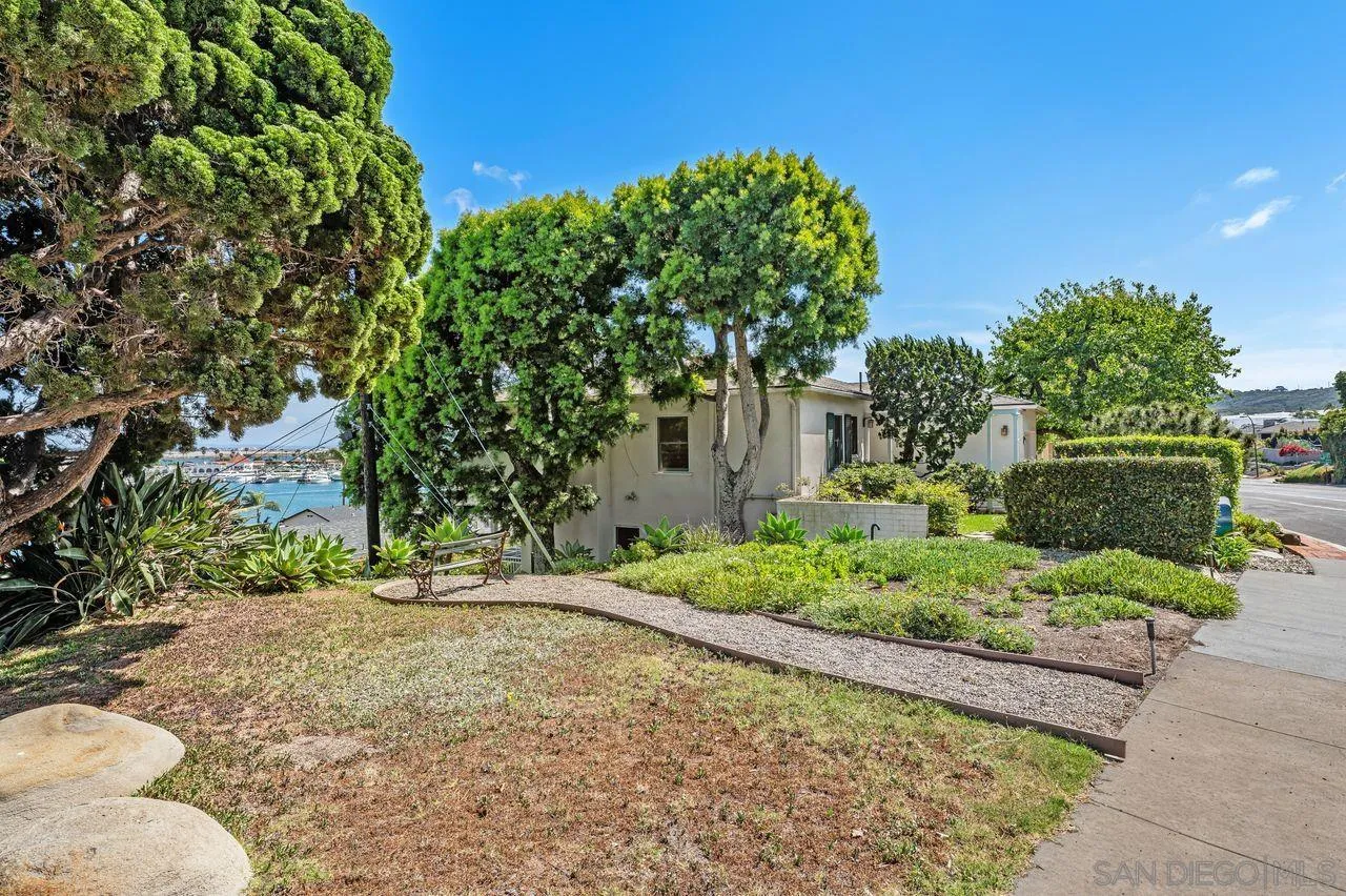 595 Rosecrans Street