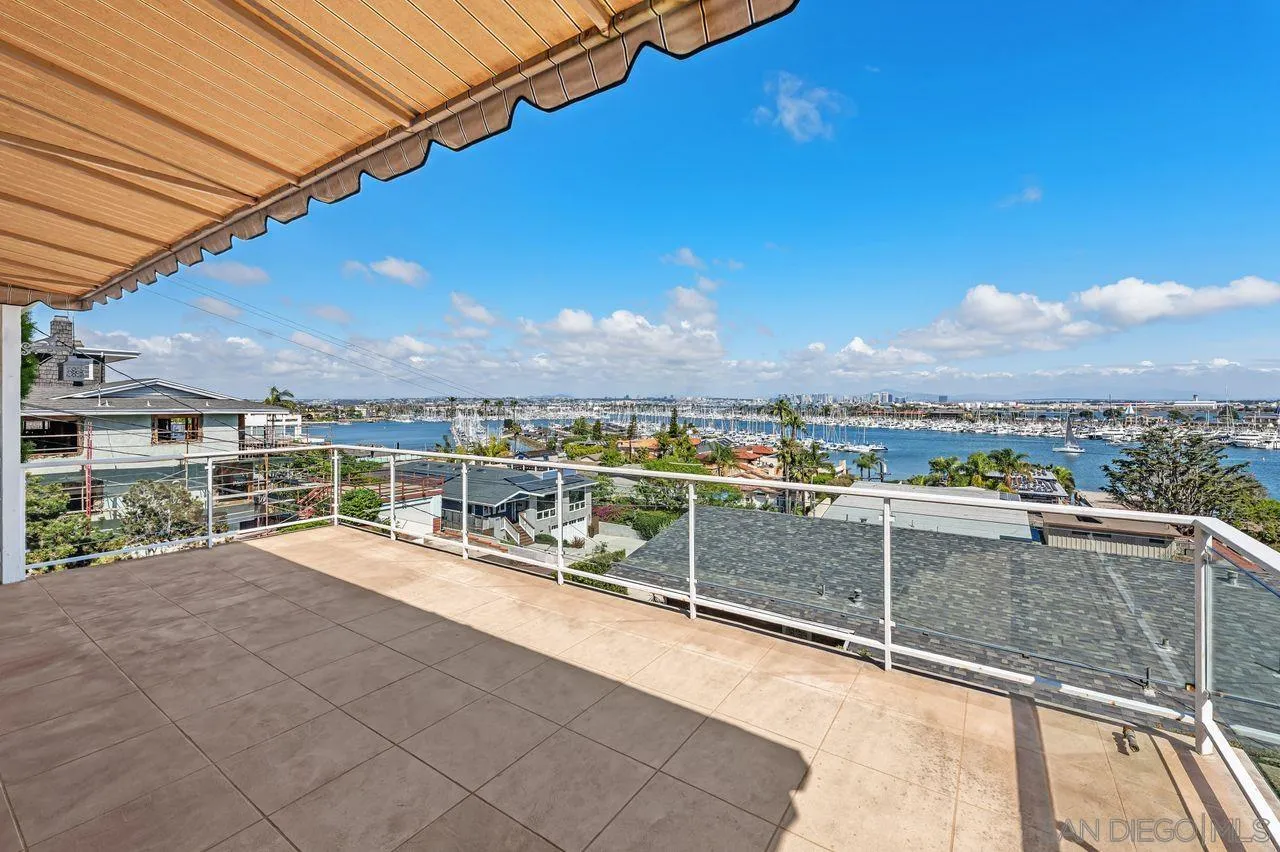 595 Rosecrans Street