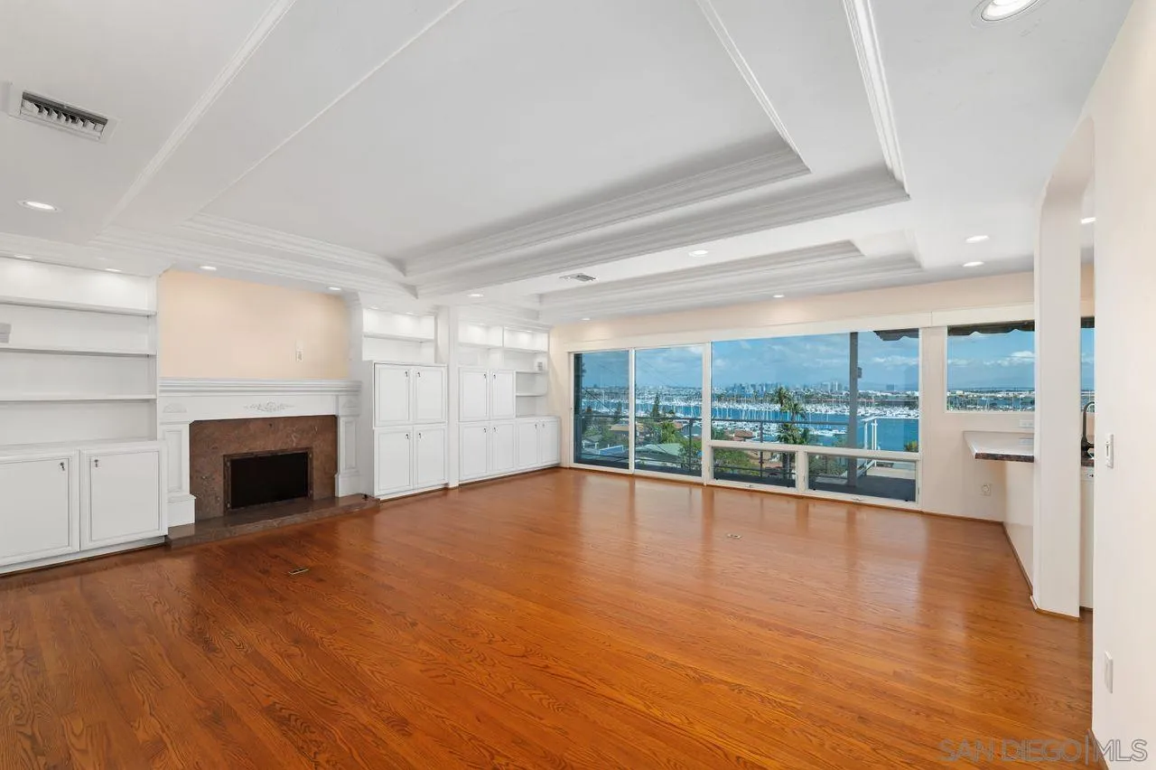 595 Rosecrans Street