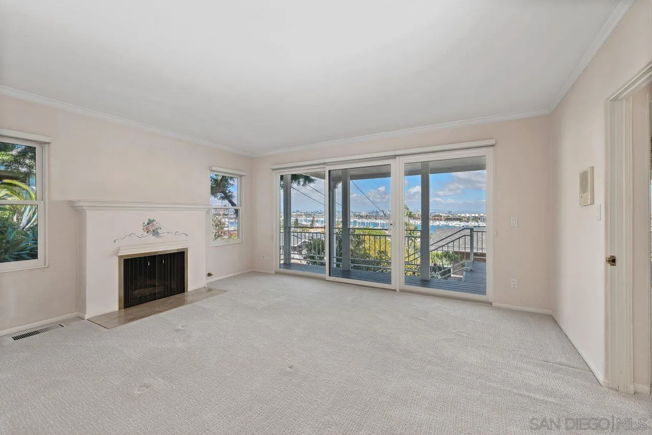 595 Rosecrans Street