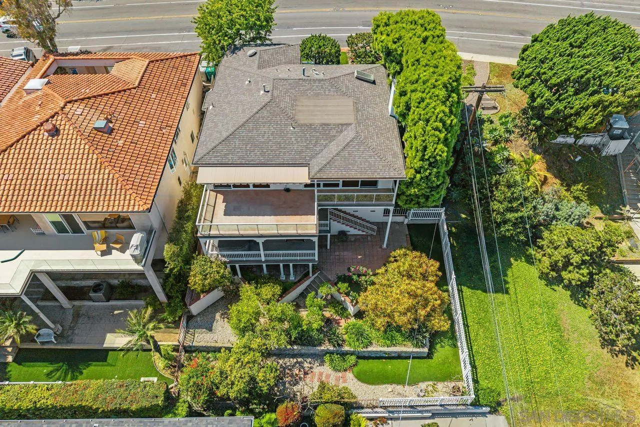 595 Rosecrans Street