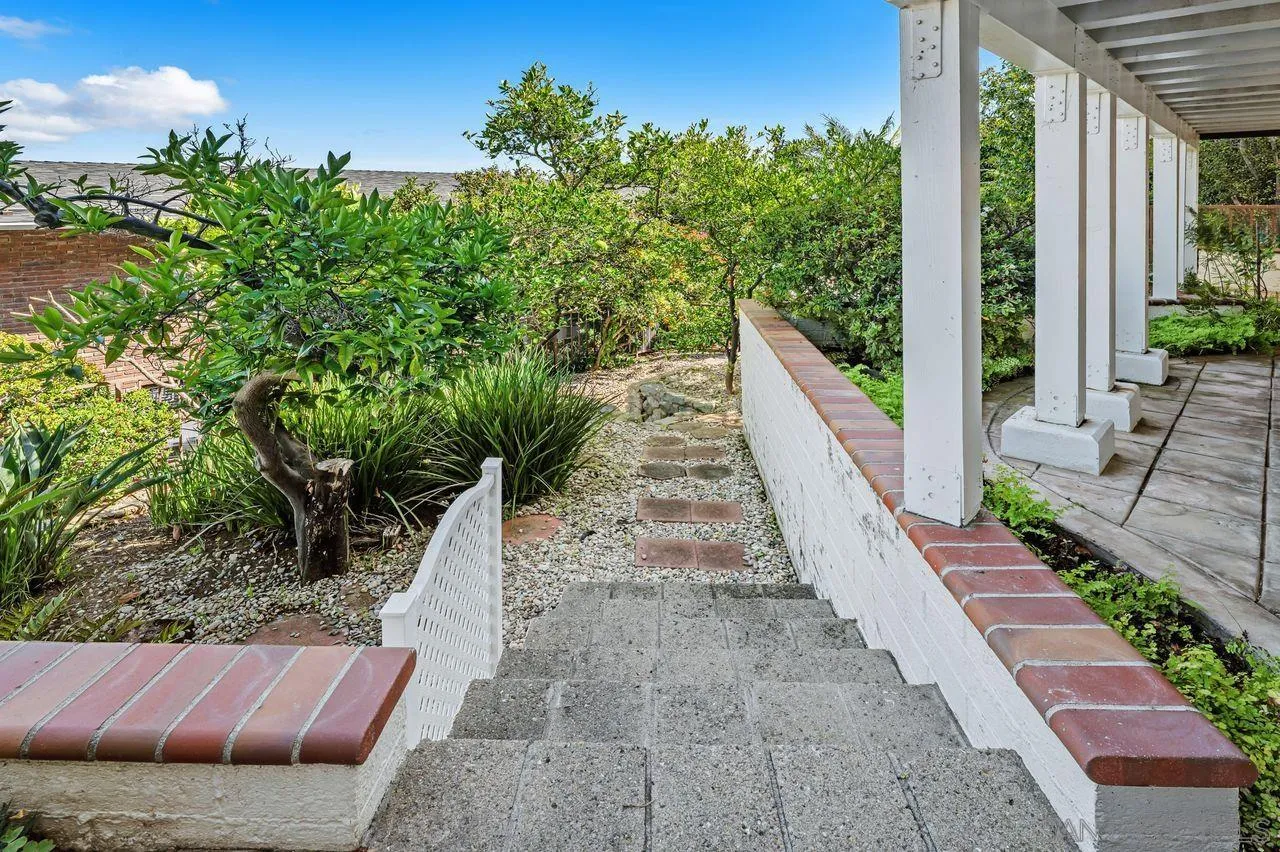 595 Rosecrans Street