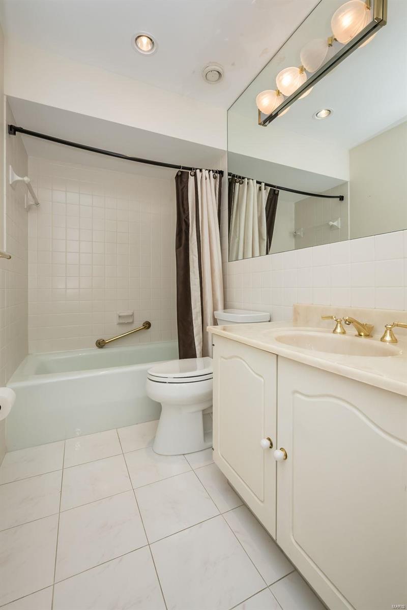 816 S Hanley Road Unit: 4D