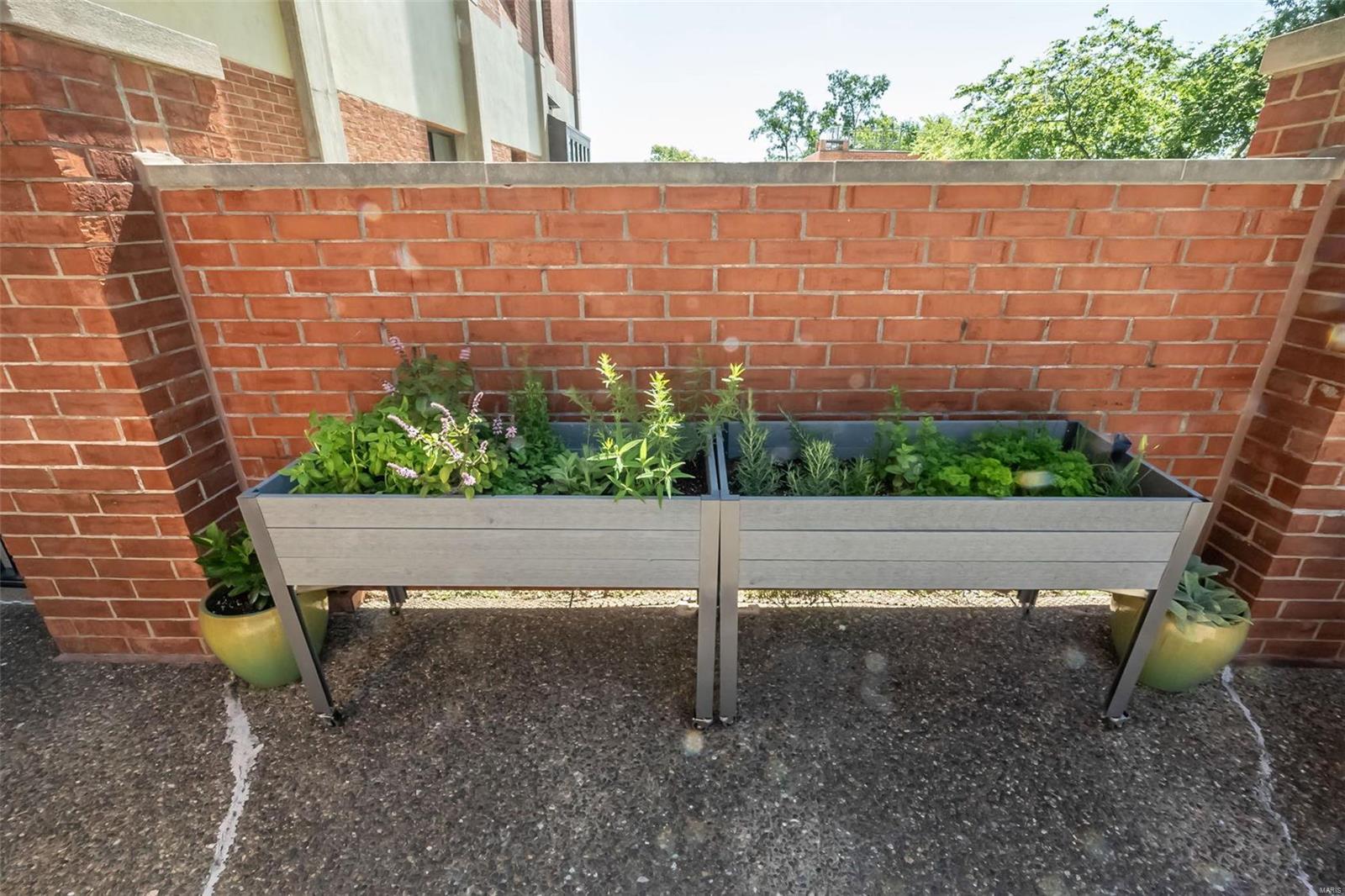 816 S Hanley Road Unit: 4D