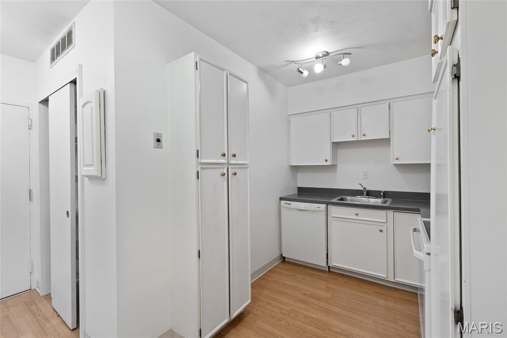 900 S Hanley Road Unit: 11B