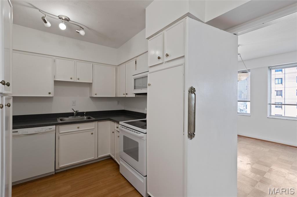 900 S Hanley Road Unit: 11B