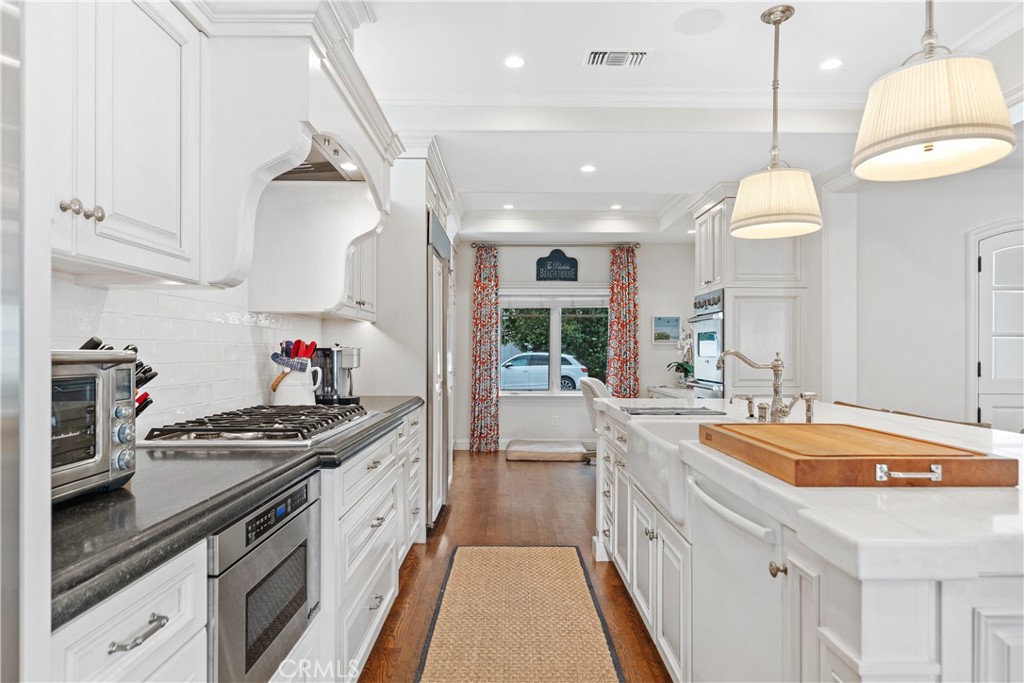 2431 Bayshore