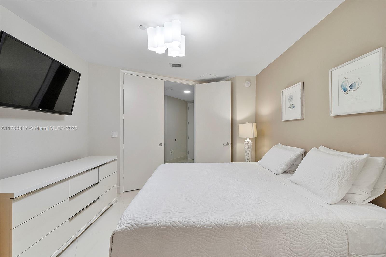 15811 Collins Ave # 1707