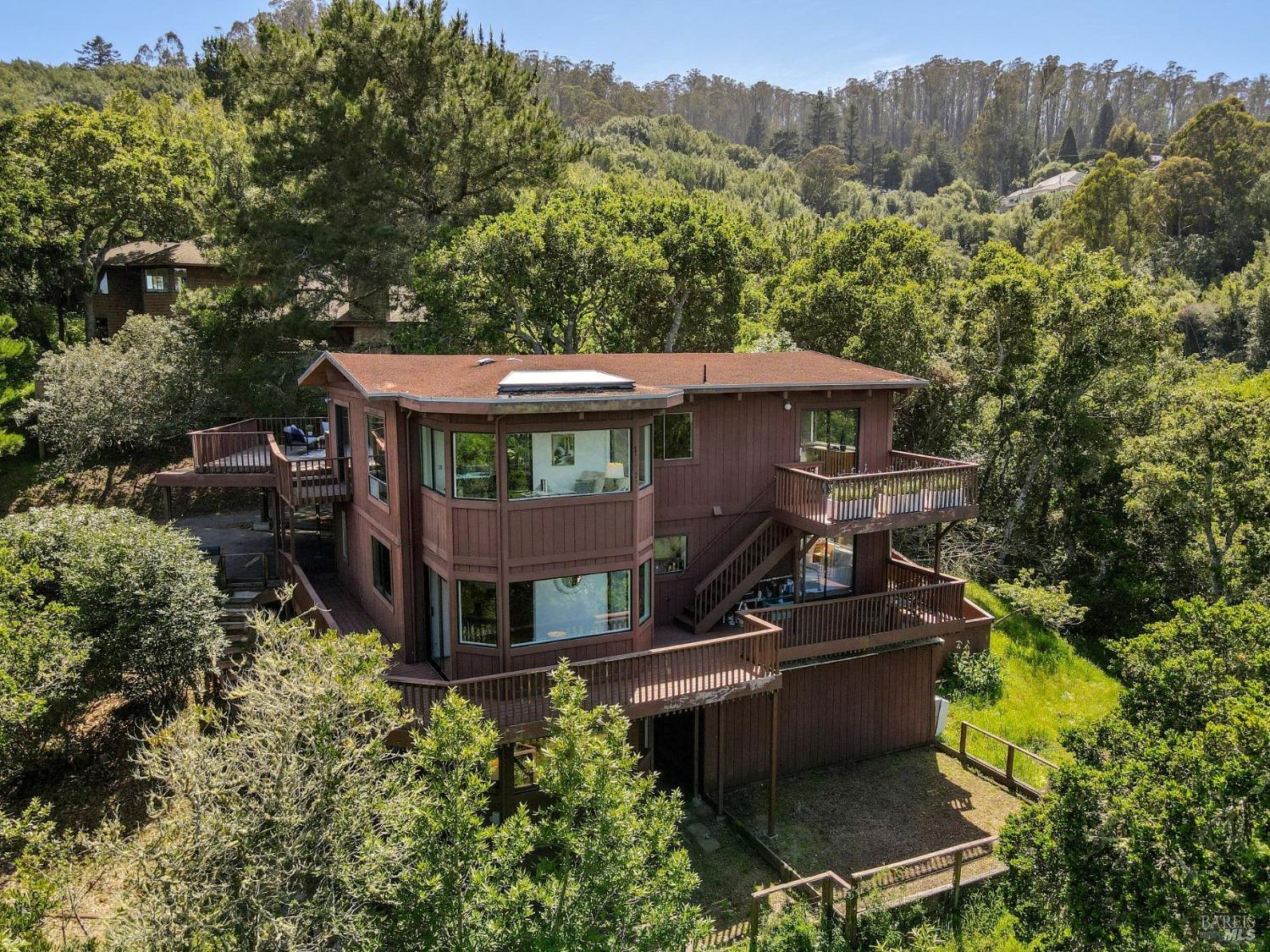 Expansive Home with Tranquility & Views!