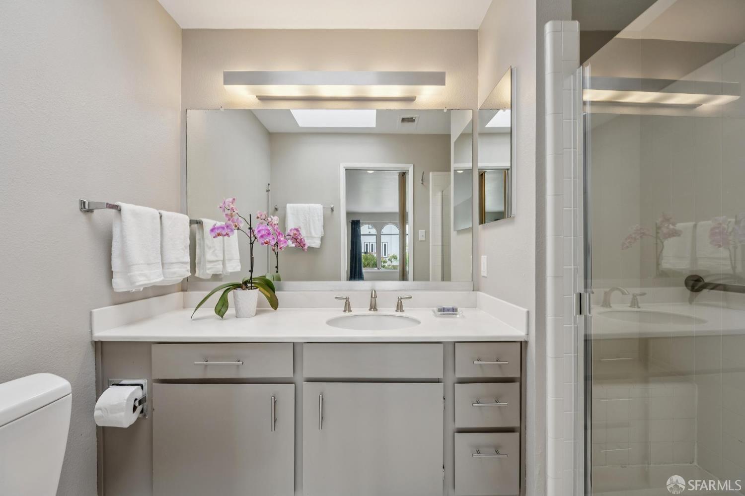 Stunning Remodeled Top Floor Condo w/ Hillside Views!