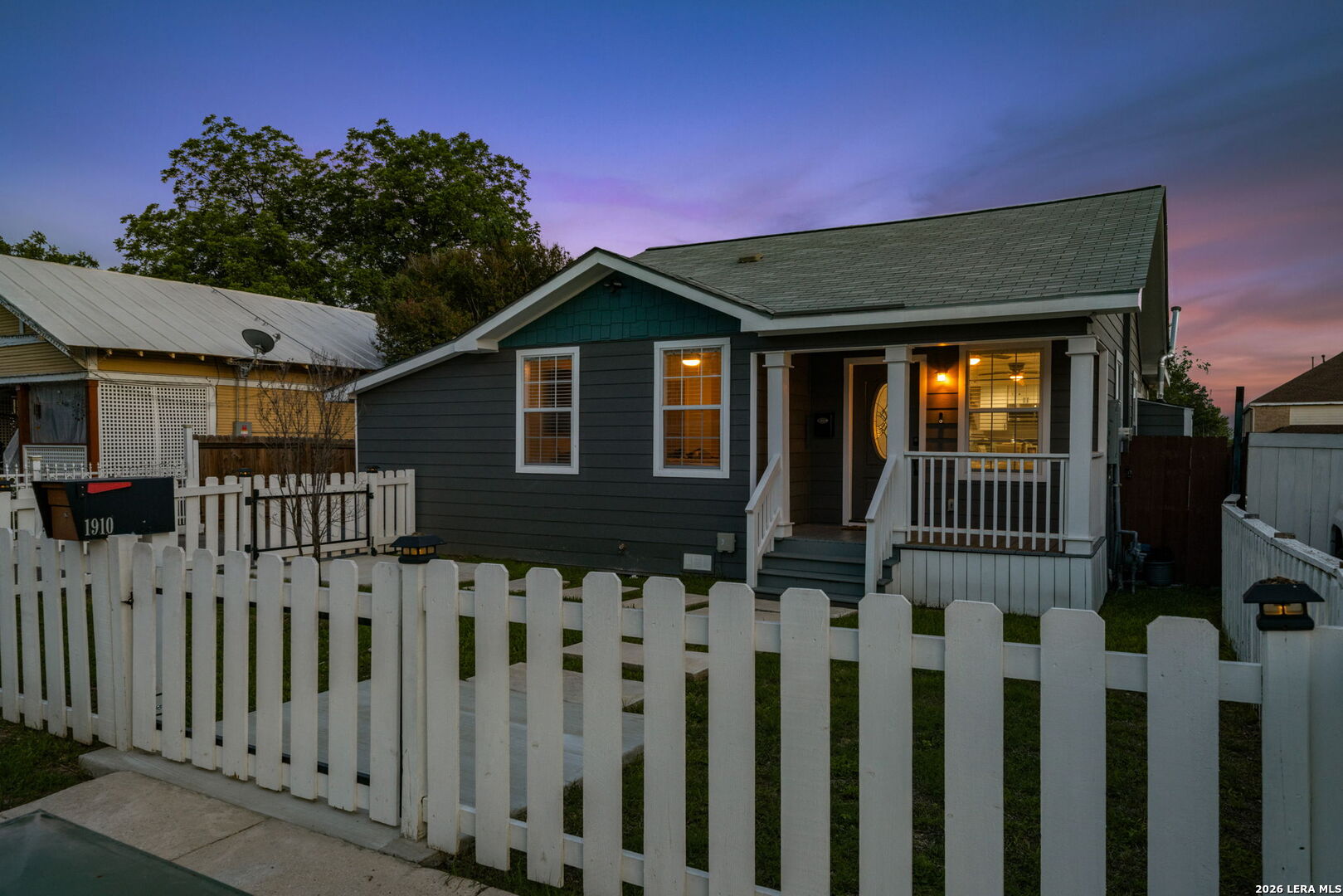 1910 W CRAIG PL