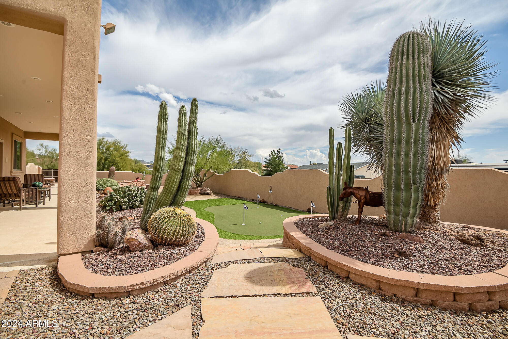 321 W SADDLE MOUNTAIN Road