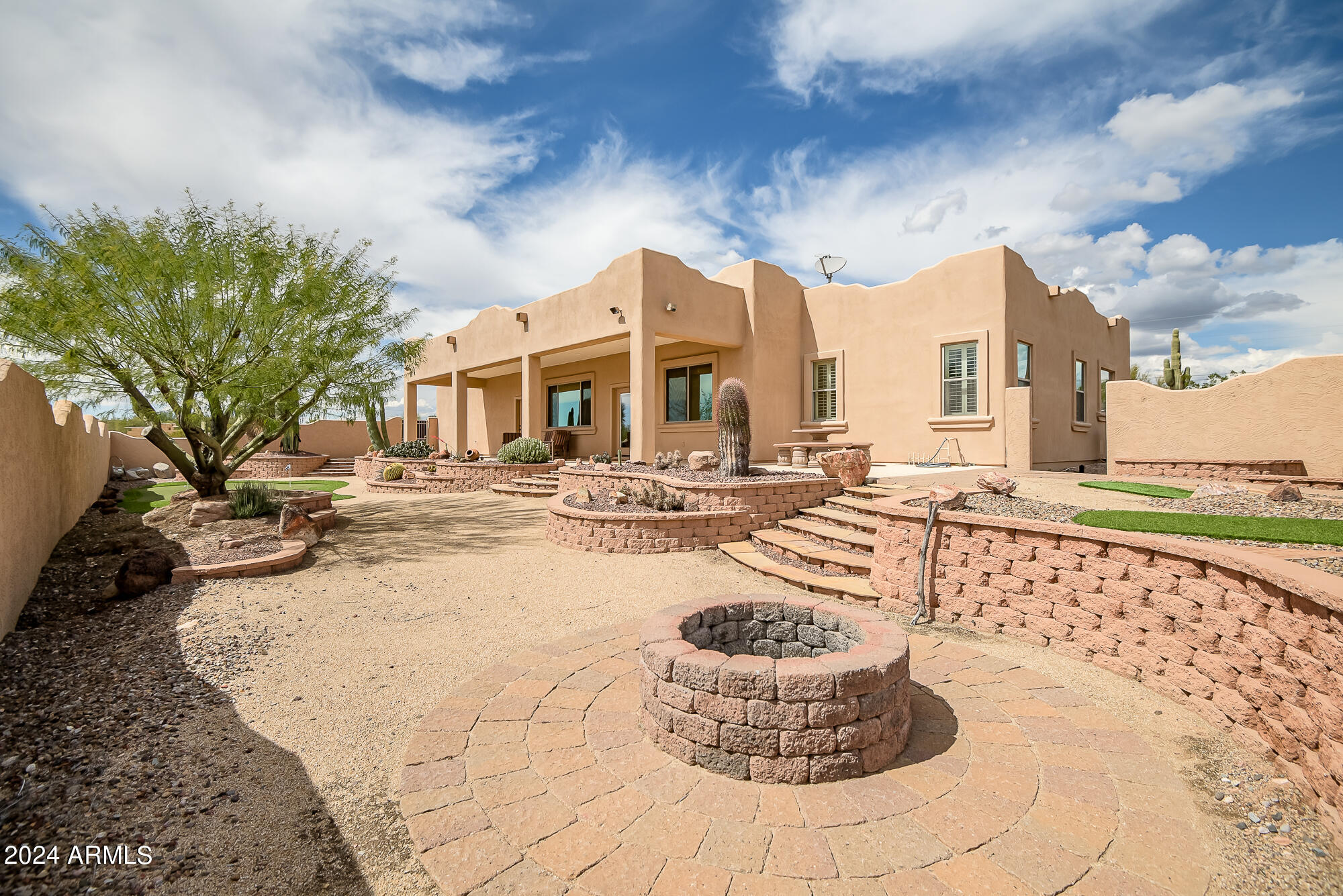 321 W SADDLE MOUNTAIN Road