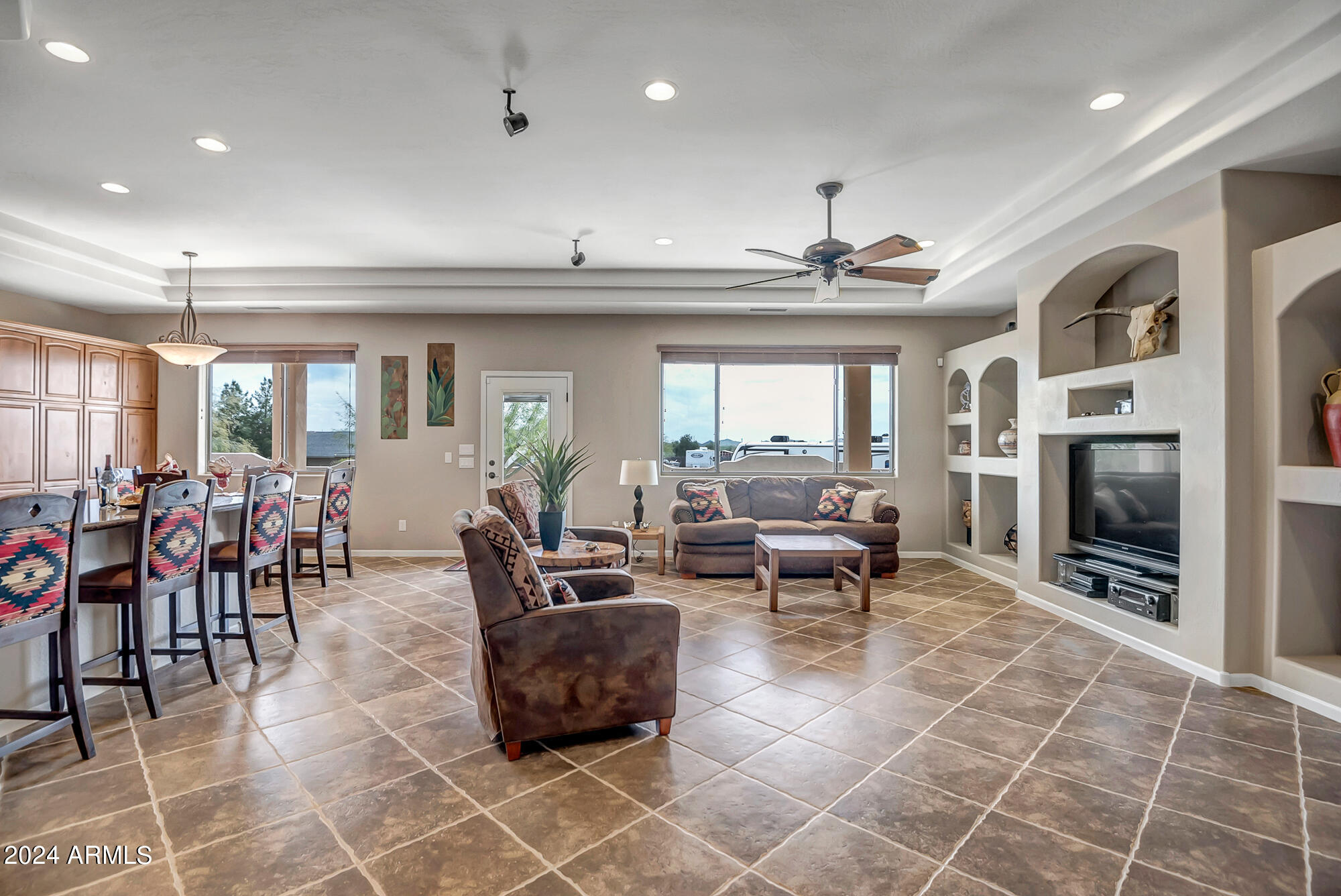 321 W SADDLE MOUNTAIN Road