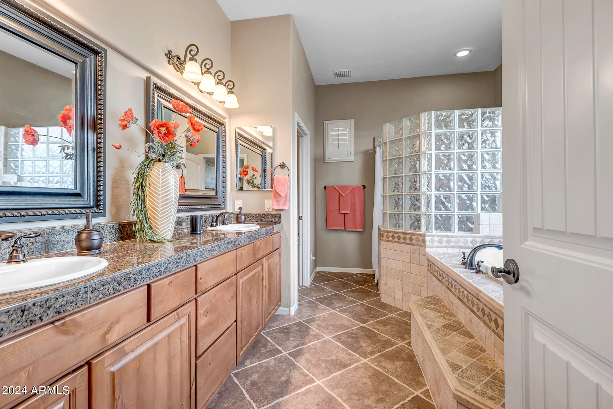 321 W SADDLE MOUNTAIN Road