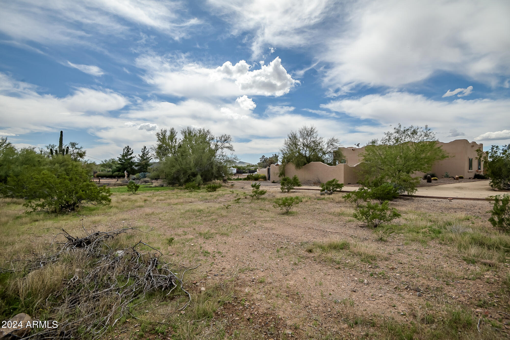 321 W SADDLE MOUNTAIN Road