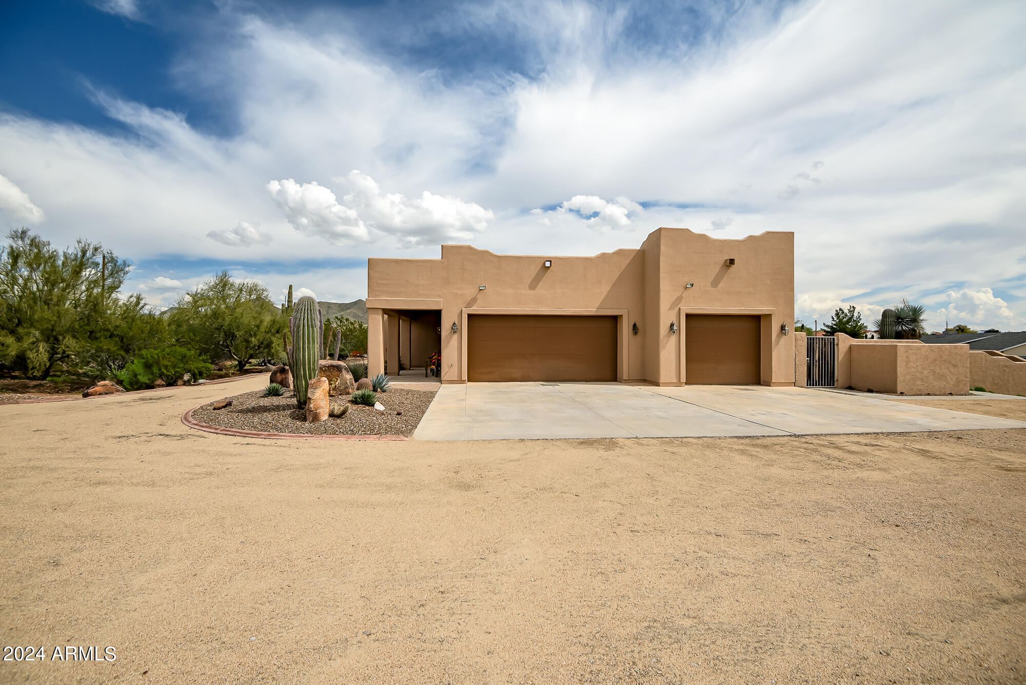 321 W SADDLE MOUNTAIN Road