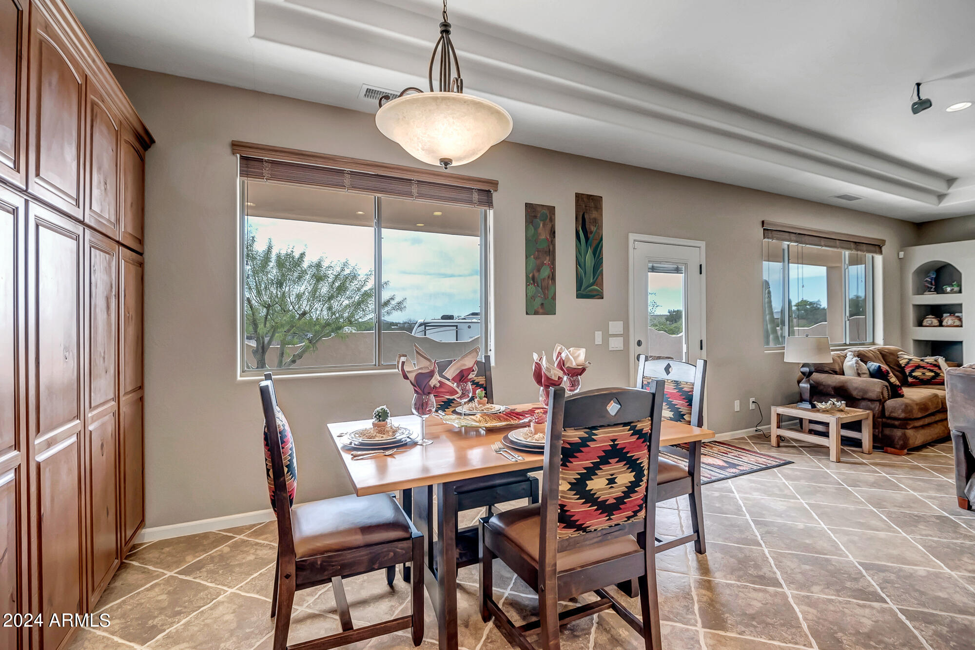 321 W SADDLE MOUNTAIN Road