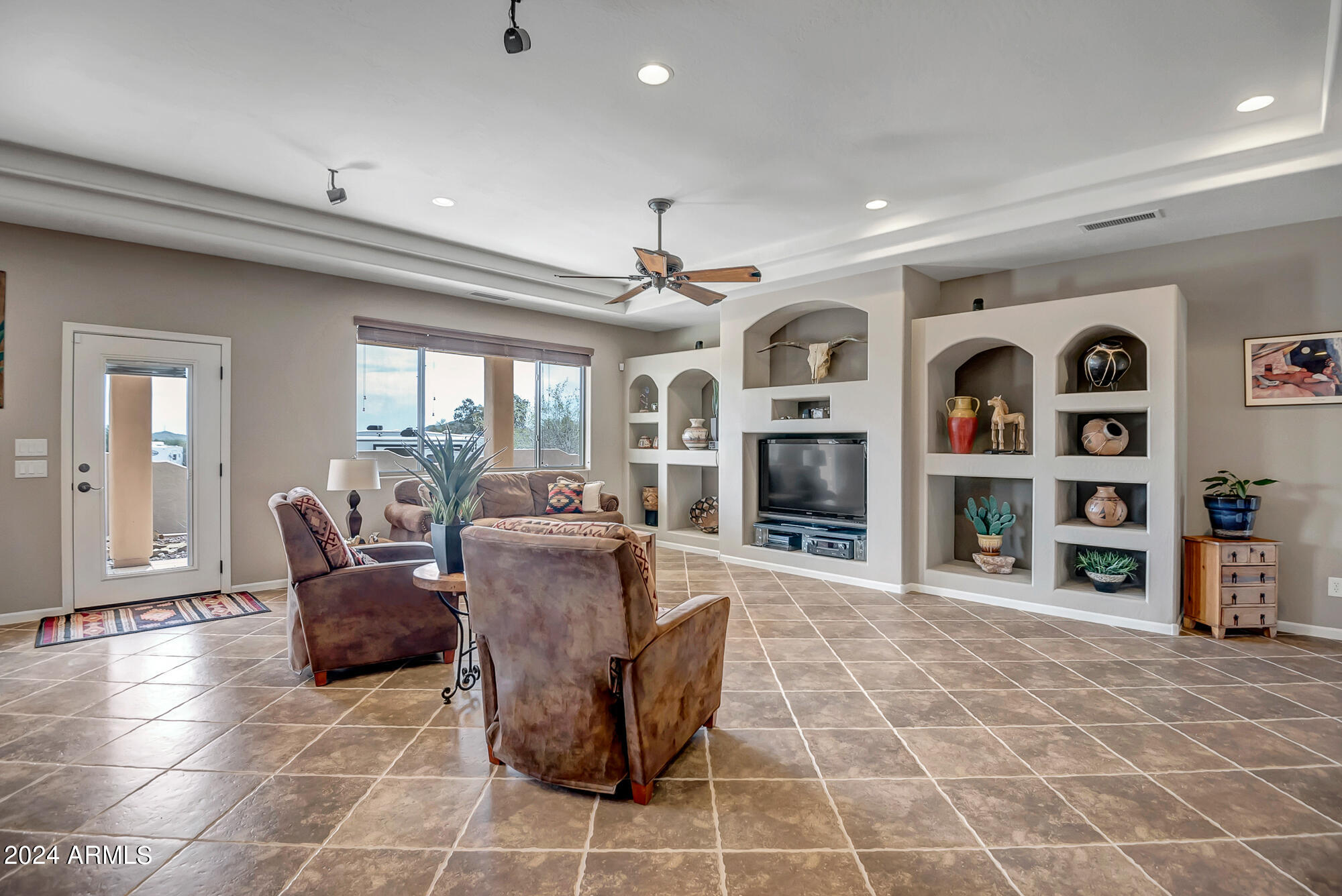 321 W SADDLE MOUNTAIN Road