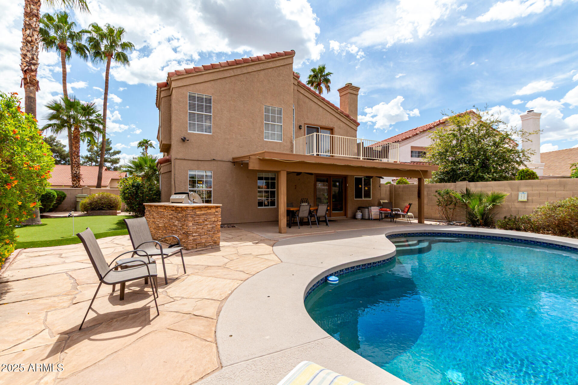 6832 W MORROW Drive