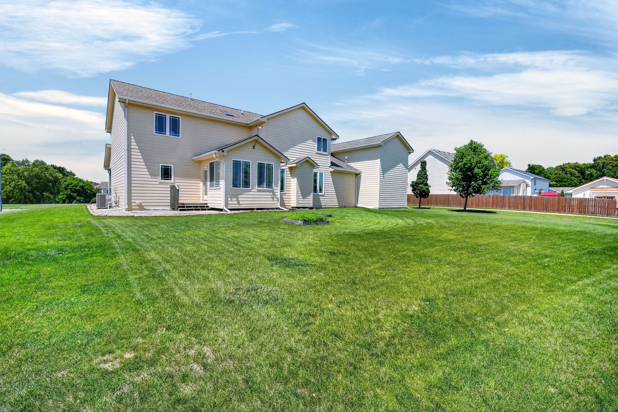 2215 SW WOODLAND Drive