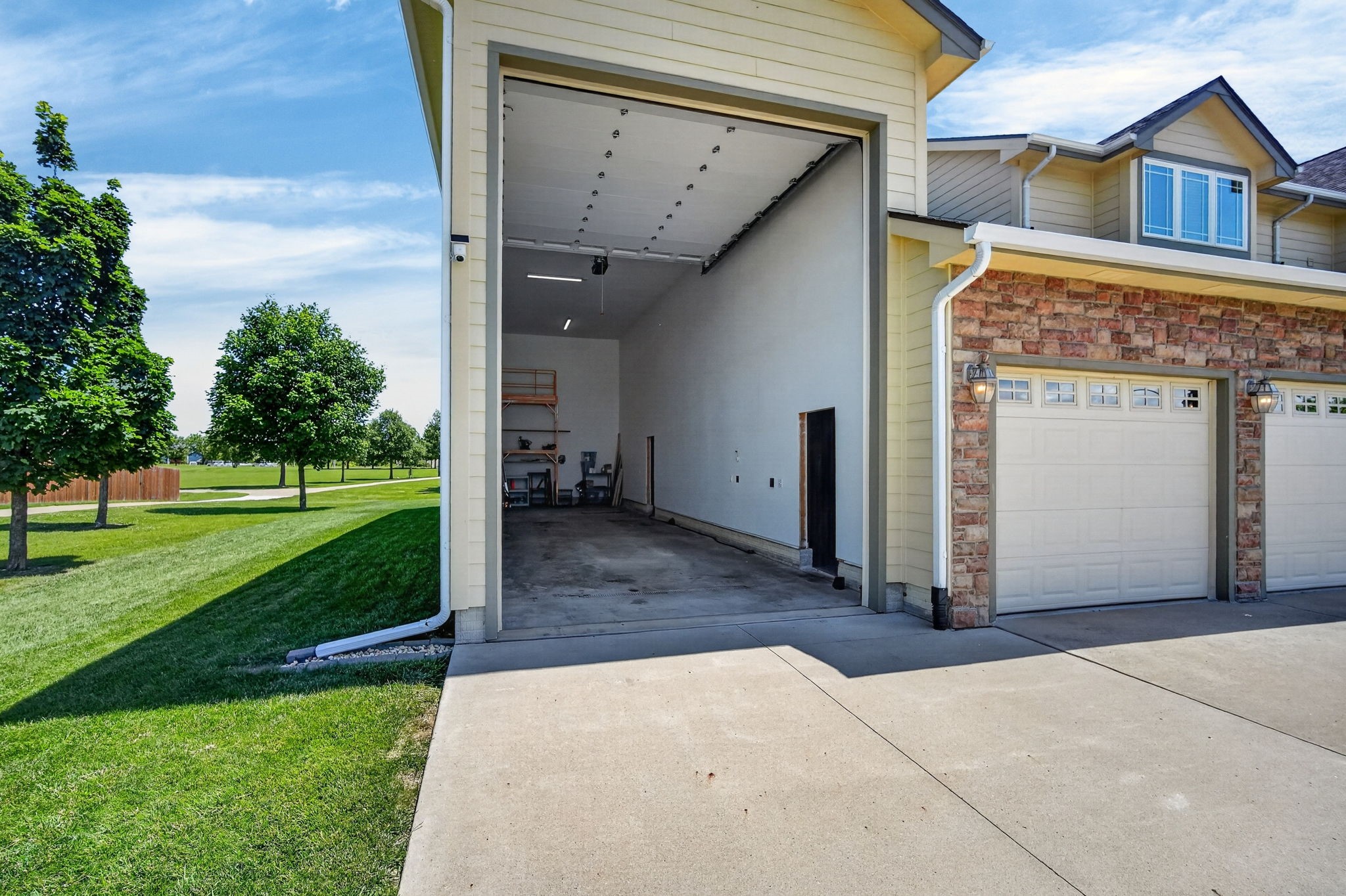 2215 SW WOODLAND Drive